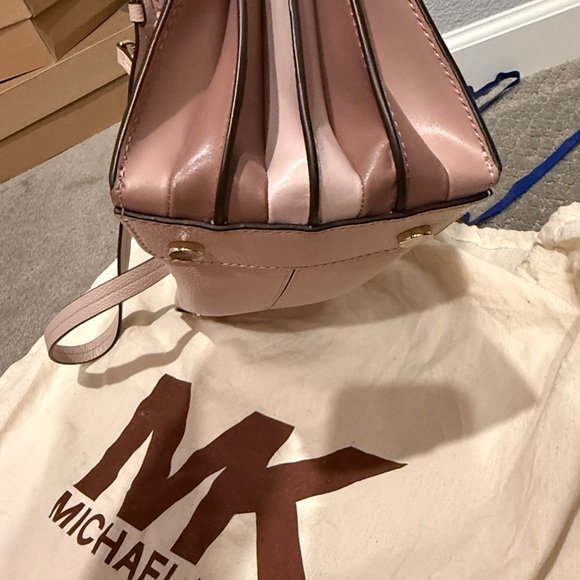 Michael Kors Mercer Large Pebbled Leather Accordion Tote Bag - Picture 16 of 16